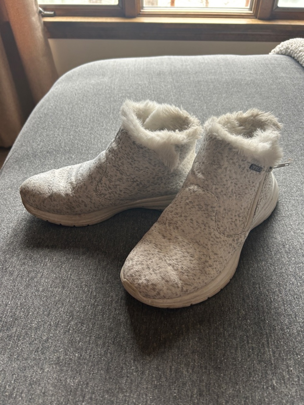 Apres Ski Faux-Fur Lined Winter Ankle Boots in white and gray